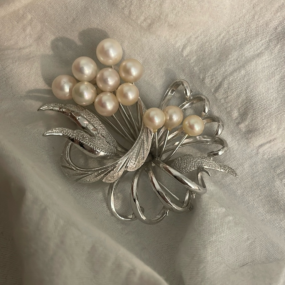 Akoya cultured pearl silver brooch
